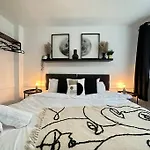 Cosy Retreat: Near Attractions & Comfortable!