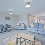 Spacious 3 Bedroom House With Garden In Birmingham