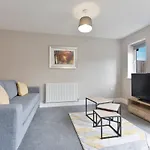 Spacious 3 Bedroom House With Garden In Birmingham