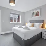 Spacious 3 Bedroom House With Garden In Birmingham