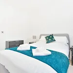 Modern And Stylish 2 Bed Apartment In Solihull
