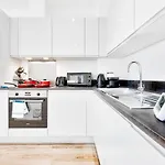 Modern And Stylish 2 Bed Apartment In Solihull