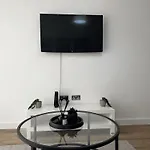 Luxury - Smart Tv - Fast Wifi - Near Utilitia Arena & Icc