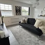 Cosy 1 Bed Flat With Free Parking