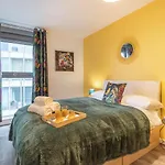 Stylish 2 Bedroom City Centre Apartment Sleeps 6 With Free Convenient Bullring , Grand Central Parking