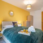 Stylish 2 Bedroom City Centre Apartment Sleeps 6 With Free Convenient Bullring , Grand Central Parking