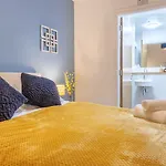 Stylish 2 Bedroom City Centre Apartment Sleeps 6 With Free Convenient Bullring , Grand Central Parking