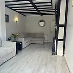 3 Bedrooms Birmingham Escape