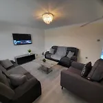 Lovely 4-Bed House In Walmley
