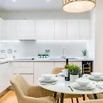 Pluxa Creme Opulence 5 Star Beautiful High End Apartment In Birmingham City Centre