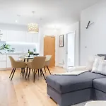 Pluxa Creme Opulence 5 Star Beautiful High End Apartment In Birmingham City Centre