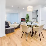 Pluxa Creme Opulence 5 Star Beautiful High End Apartment In Birmingham City Centre