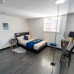 Staysa Equipped Studios Near Qe And Uob In Guesthouse Close To The City!