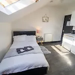 Staysa Equipped Studios Near Qe And Uob In Guesthouse Close To The City!