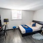 Staysa Equipped Studios Near Qe And Uob In Guesthouse Close To The City!