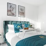 Pluxa Emerald Luxury - Walk To Attractions, Transport Nearby