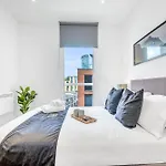 Pluxa Nero Deluxe - City Bliss 2Bath, Walk To Transit