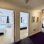 Exquisite City Centre Apartment - Recently Refurbed - 2 Bed 2 Bath - Free Parking - Netflix Amazon Disney