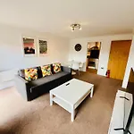 Exquisite City Centre Apartment - Recently Refurbed - 2 Bed 2 Bath - Free Parking - Netflix Amazon Disney