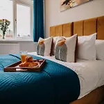 Homely, City Close By, Fast Wifi Contractors Family, Garden