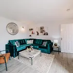 Homely, City Close By, Fast Wifi Contractors Family, Garden