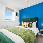 Lavish 3 Bedroom House With Ensuite And Parking By Azura Nights