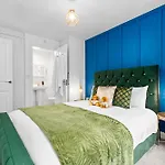 Lavish 3 Bedroom House With Ensuite And Parking By Azura Nights
