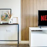 City Centre Emerald Escape - Sleeps-6, 2Beds & 2Baths , Netflix , Free Internet