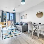 City Centre Emerald Escape - Sleeps-6, 2Beds & 2Baths , Netflix , Free Internet