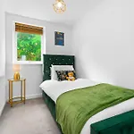Lavish 3 Bedroom House With Ensuite And Parking By Azura Nights