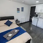 Modern Studio Next To University Of Birmingham