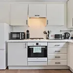 Inicio Stays - New! Stunning Home - Free Parking - Sleeps 8 - Near M6