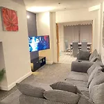 Cosy 3 Bedroom House, Sleeps 7 People In Birmingham
