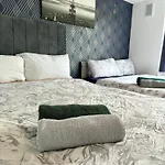 Cosy 3 Bedroom House, Sleeps 7 People In Birmingham