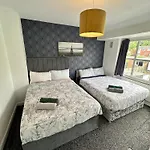 Cosy 3 Bedroom House, Sleeps 7 People In Birmingham