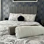 Cosy 3 Bedroom House, Sleeps 7 People In Birmingham