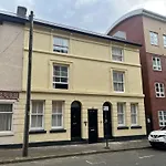 New Colourful & Spacious 2 Bedroom Apartment In Central Birmingham With Free Wifi, Parking And Keyless Access