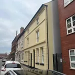 New Colourful & Spacious 2 Bedroom Apartment In Central Birmingham With Free Wifi, Parking And Keyless Access