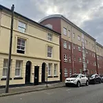 New Colourful & Spacious 2 Bedroom Apartment In Central Birmingham With Free Wifi, Parking And Keyless Access