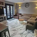 Urban Escape *4 Bedroom House* With Free Parking