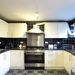 Tudors Esuites Five Ways Private Terrace & Parking