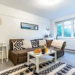 Central Stylish Flat 40 Percent Off Monthly Stays Parking