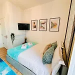 R2 - Elegant Private Room Opposite Queen Elizabeth Hospital - Harborne Birmingham