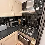 R2 - Elegant Private Room Opposite Queen Elizabeth Hospital - Harborne Birmingham