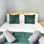 Cosy & Comfy Retreat Away From Home With Free Parking