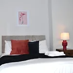 Cottage Style 2 Bedroom Apt In City, Near Utilita Arena & Free Parking