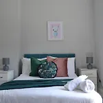 Elegant 5 Bedrooms Split Level Birmingham City Apartment