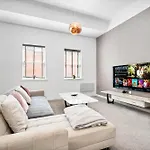 Luxury Apartment - Secure Parking - Gated Development - Near Jq & Birmingham City Centre - Top Rated - Flower Wall - 12Sh