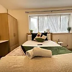 Cozy Urban Retreat Modern 1 Bedroom Studio