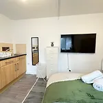 Cozy Urban Retreat Modern 1 Bedroom Studio